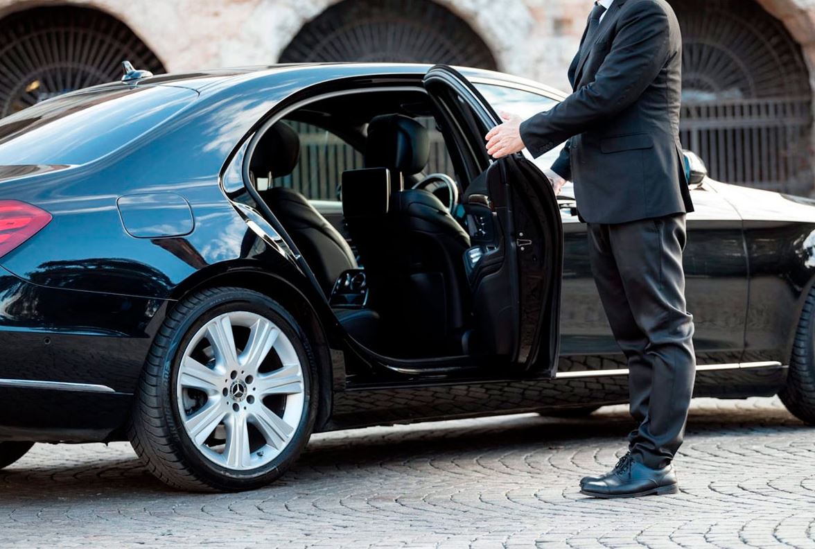 Top Reasons To Hire a Chauffeur to and from the Airport - Williamsburg  Chauffeur Service